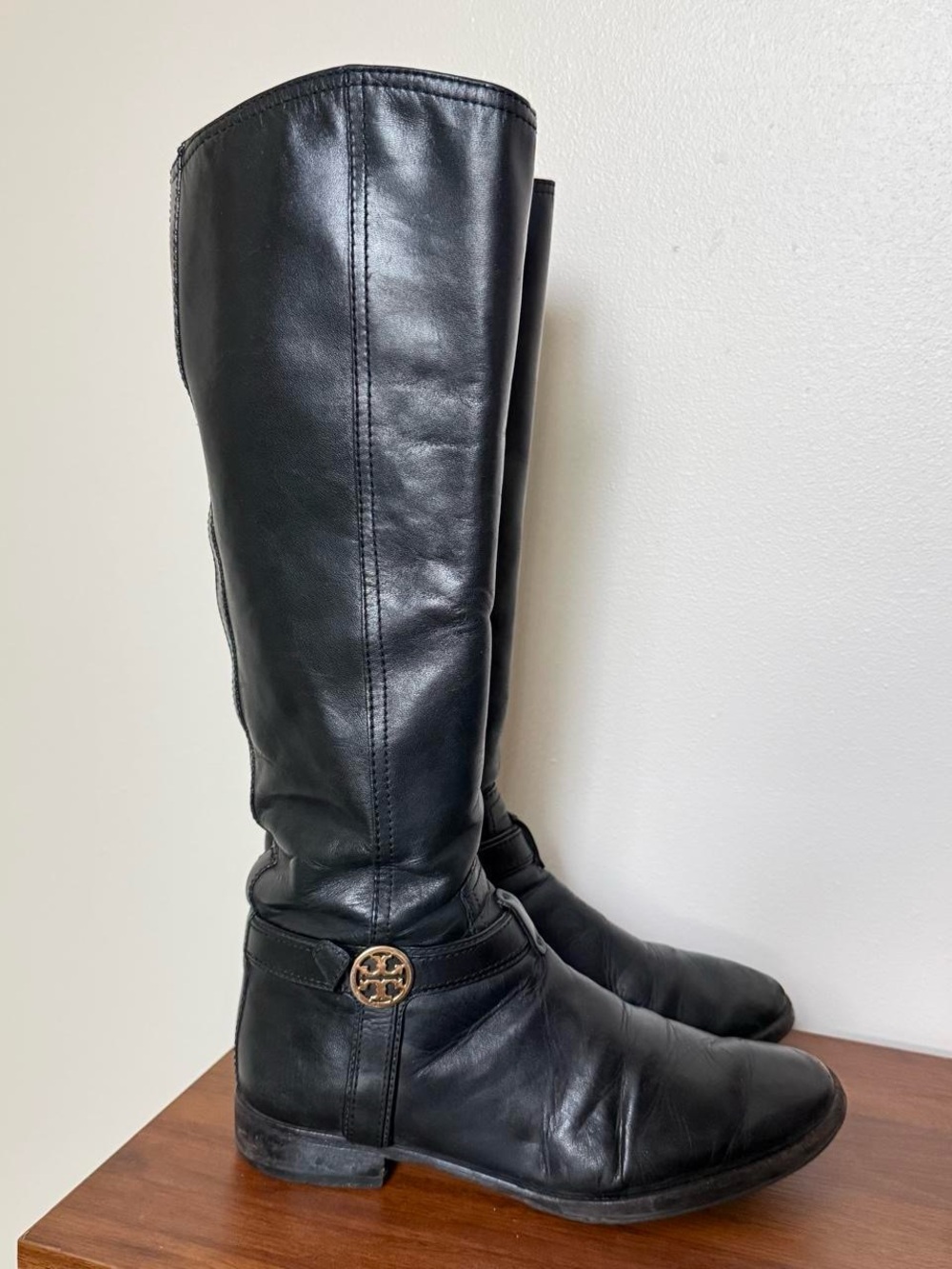 Preppy winter Tory Burch black leather knee-high boots with buckle detail